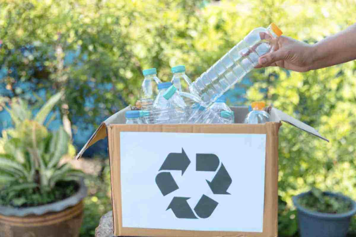 L’aumento del contenuto di plastica riciclata nelle bottiglie contribuisce direttamente a una riduzione della domanda di risorse fossili,