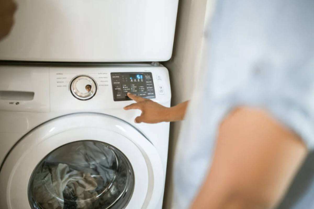 Questa funzione nascosta, presente in molte lavatrici moderne, consente di accelerare notevolmente l’asciugatura degli indumenti