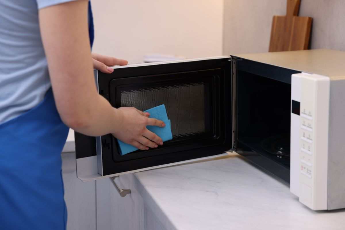 come pulire il forno a microonde