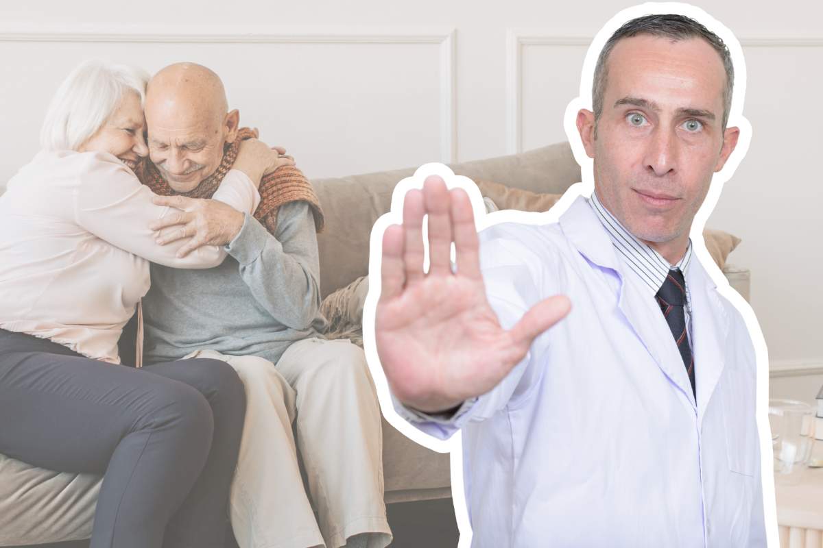 medico coppia anziani