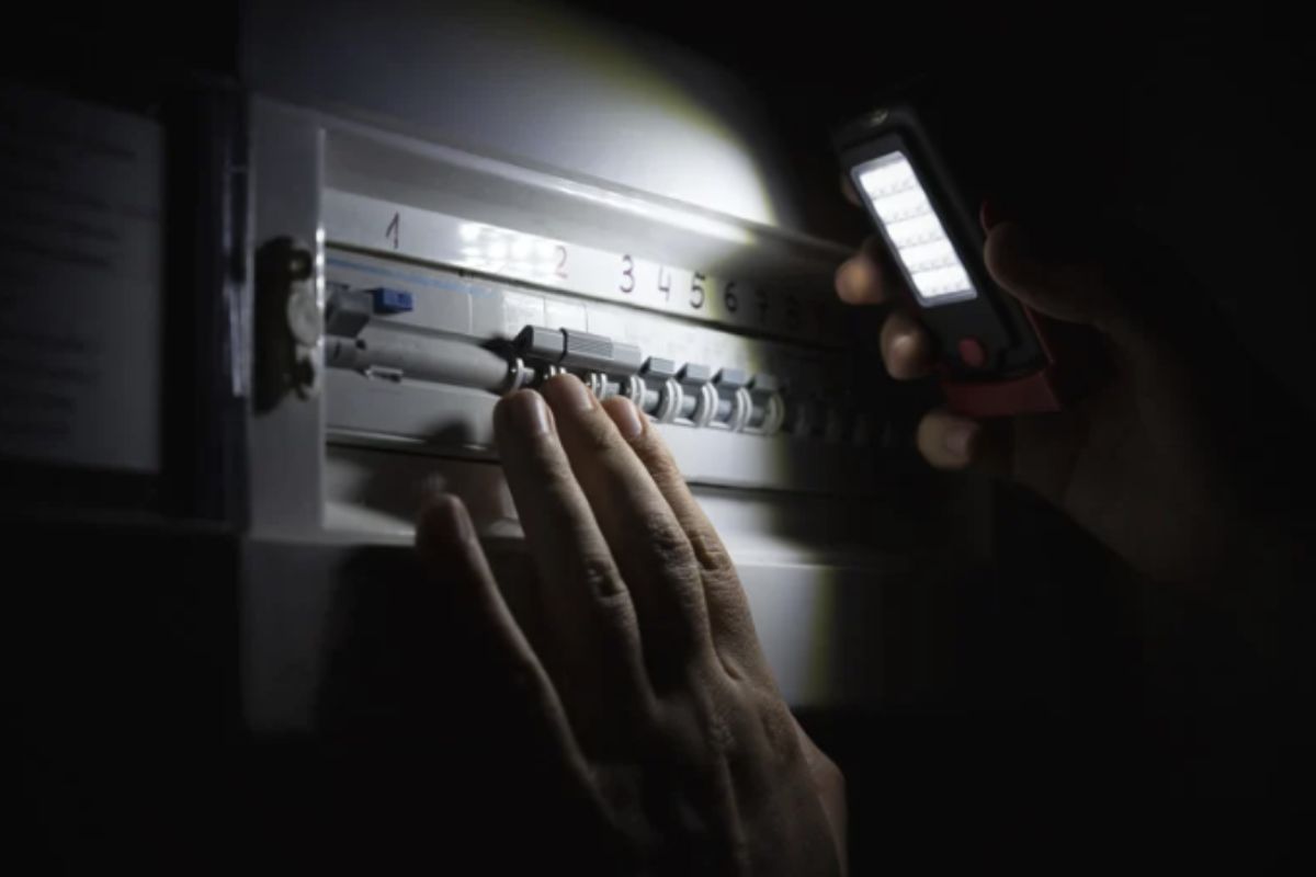 Di fronte a possibili interruzioni di corrente, è fondamentale sapere come mantenere la casa calda senza elettricità, adottando strategie