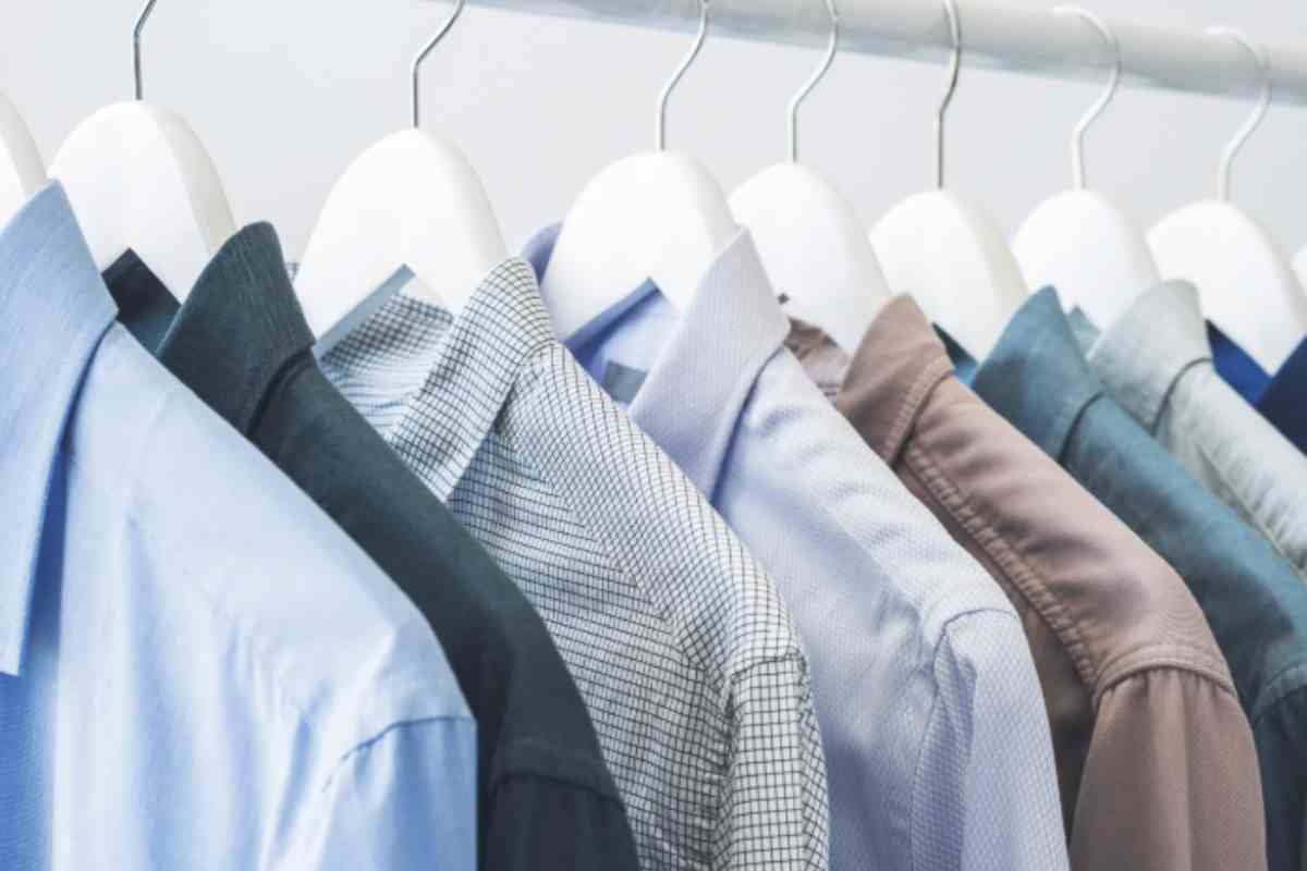 Nel panorama attuale, modelli come la camicia in cotone elasticizzato di Caterina Lancini, disponibile su QVC