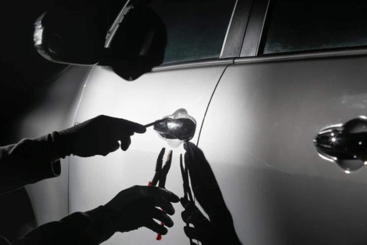 Per contrastare il fenomeno, il Parlamento italiano sta valutando l’inasprimento delle pene relative ai furti d’auto, proponendo l’eliminazione