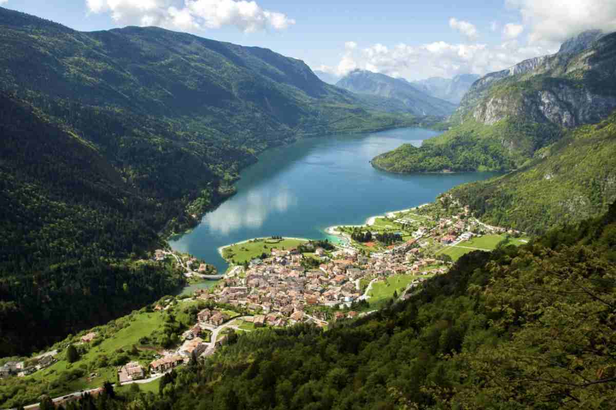 La versatilità del Lago di Molveno si traduce in una vasta gamma di attività per visitatori di ogni età e interesse.
