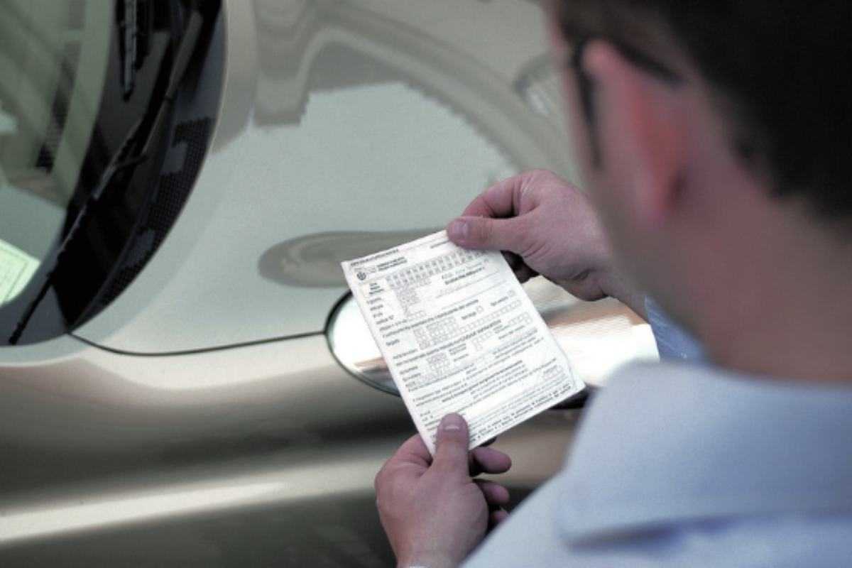 Nonostante il governo abbia sospeso l’aggiornamento delle multe, diverse associazioni di consumatori e rappresentanti degli enti locali