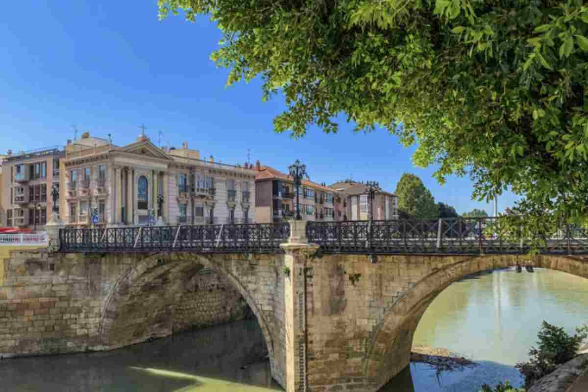 Murcia è sinonimo di cucina tradizionale che valorizza i prodotti della terra. La presenza di numerosi ristoranti, bar di tapas e locali moderni