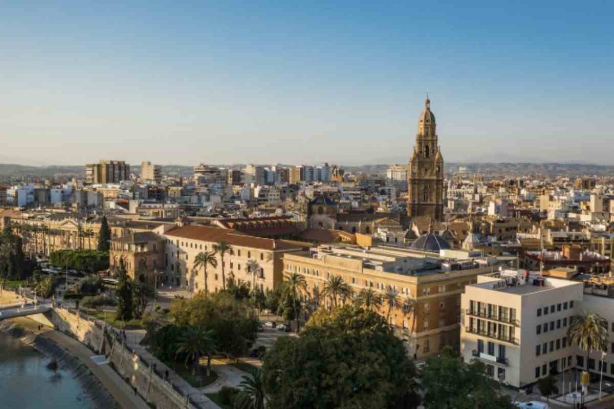 Questo appellativo non è casuale, e riflette un territorio fertile e rigoglioso che, grazie al suo clima mite durante tutto l’anno,