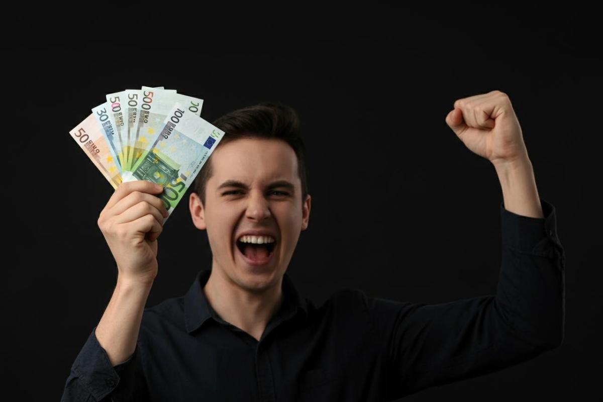 Persona che esulta soldi