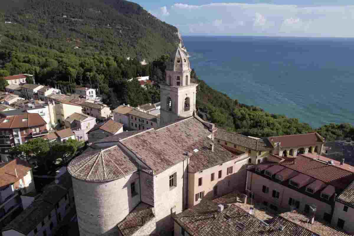 Sito sul mare Adriatico, nel Parco del Conero, Sirolo si presenta come un’alternativa più intima a destinazioni turistiche più famose come Capri.