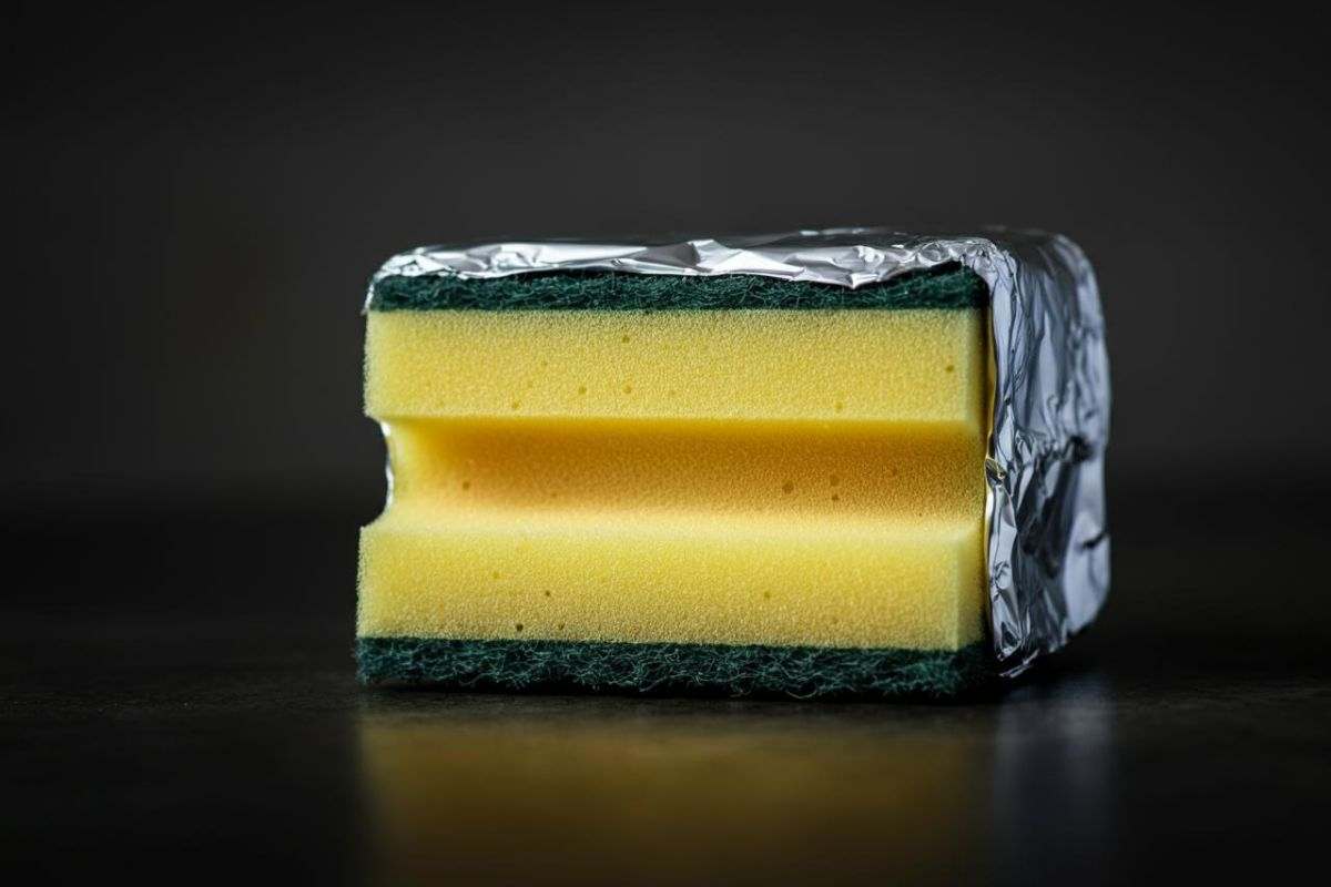 Avvolgere spugna con carta stagnola