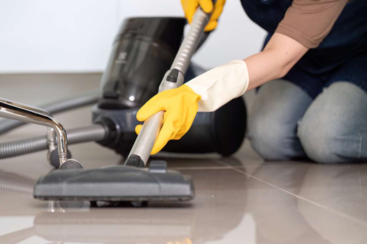 Il trucco per profumare tutta casa usando solo l'aspirapolvere