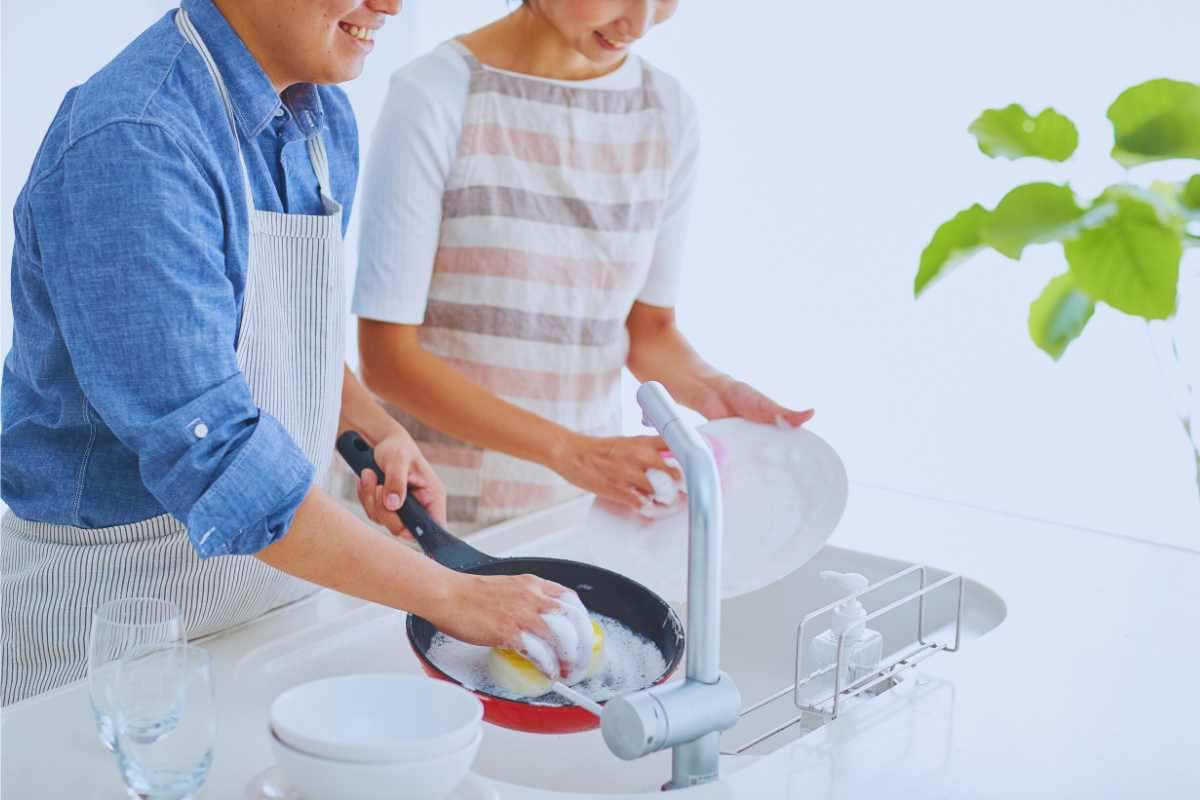 perché non dovresti usare acqua calda sui piatti