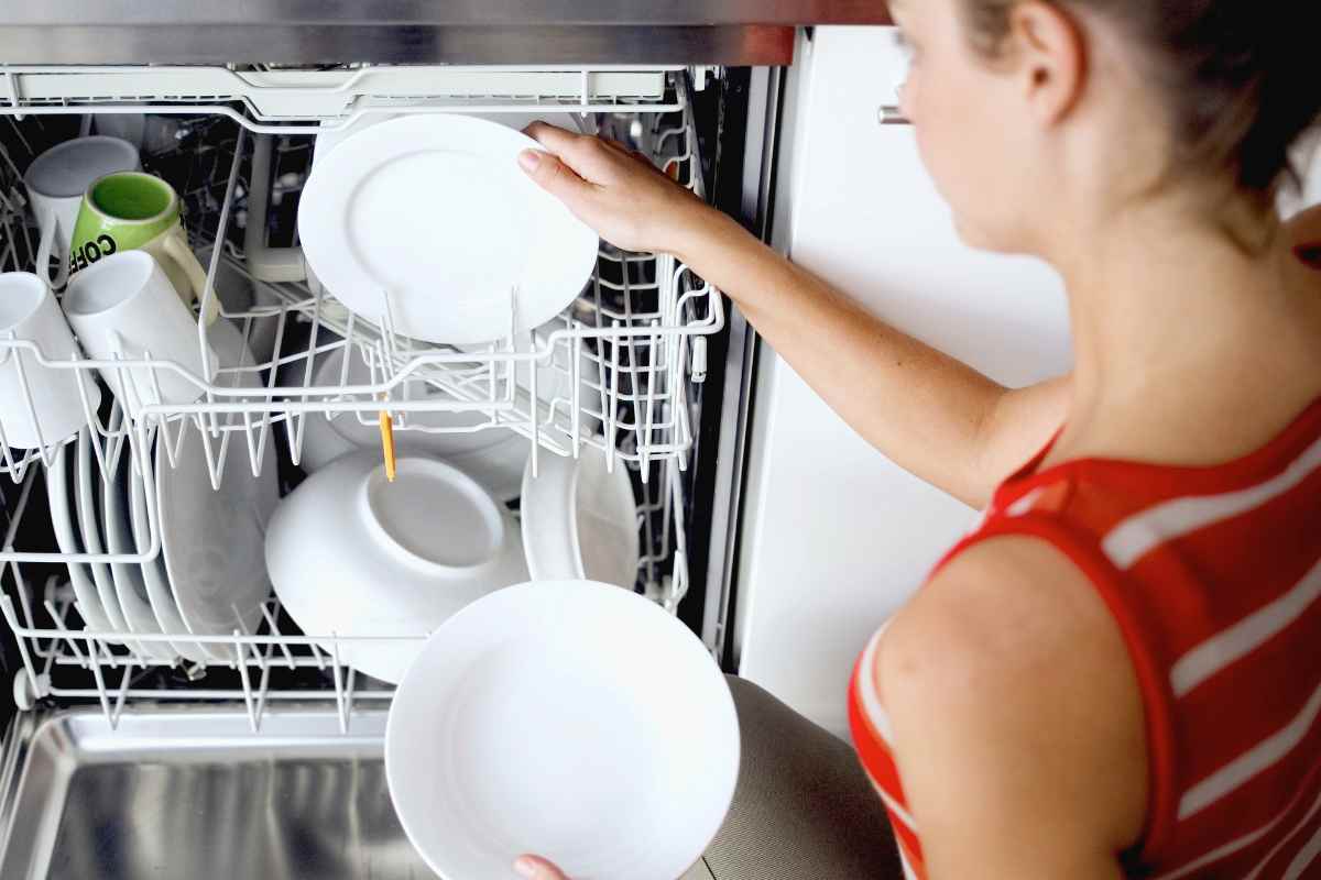 Stop all'odore di uovo nei piatti dopo la lavastoviglie