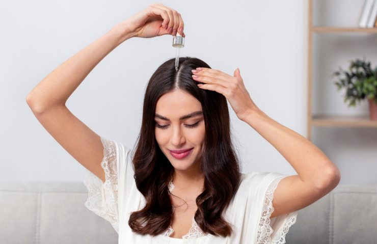 donna mette olio capelli