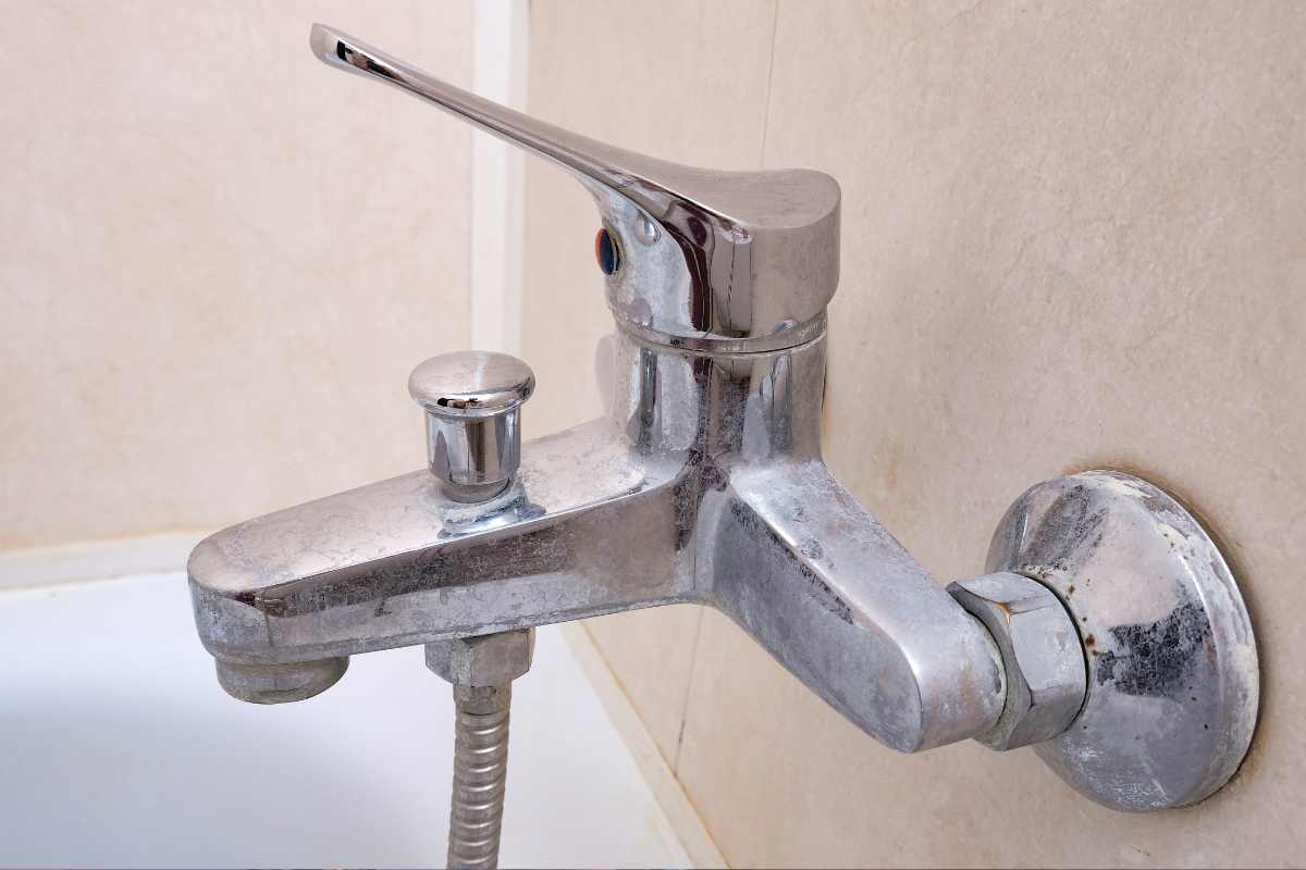 Calcare ostinato sui rubinetti? Avvolgili così per 10 minuti