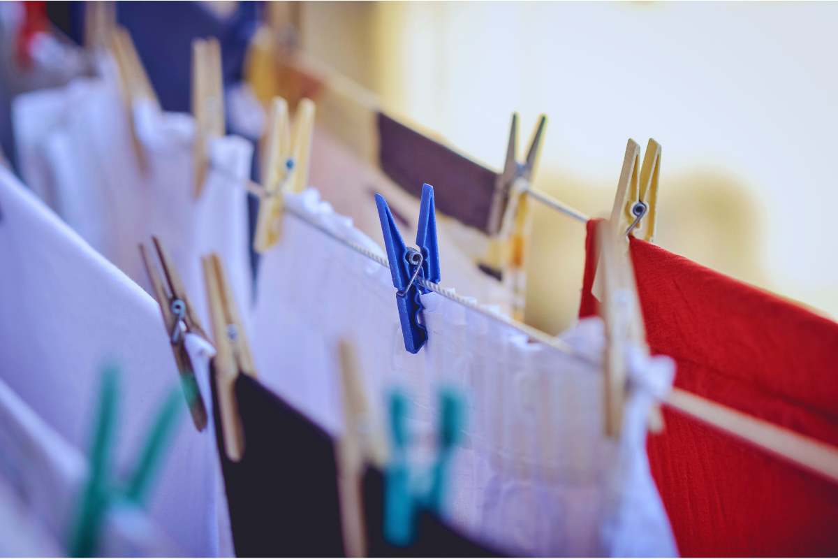 Stendere 2.0: la tecnica segreta per panni asciutti in un lampo