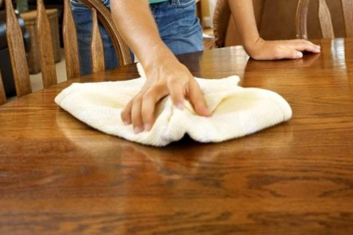 Pulizia tavolo in legno