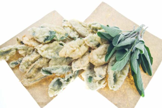 Anche una preparazione apparentemente semplice come la salvia fritta può riservare qualche insidia. Il primo errore da evitare è l’uso