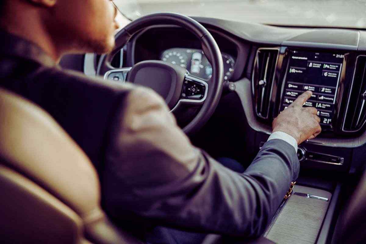 Perché in inverno dovresti mettere del dentifricio sullo specchietto dell'auto