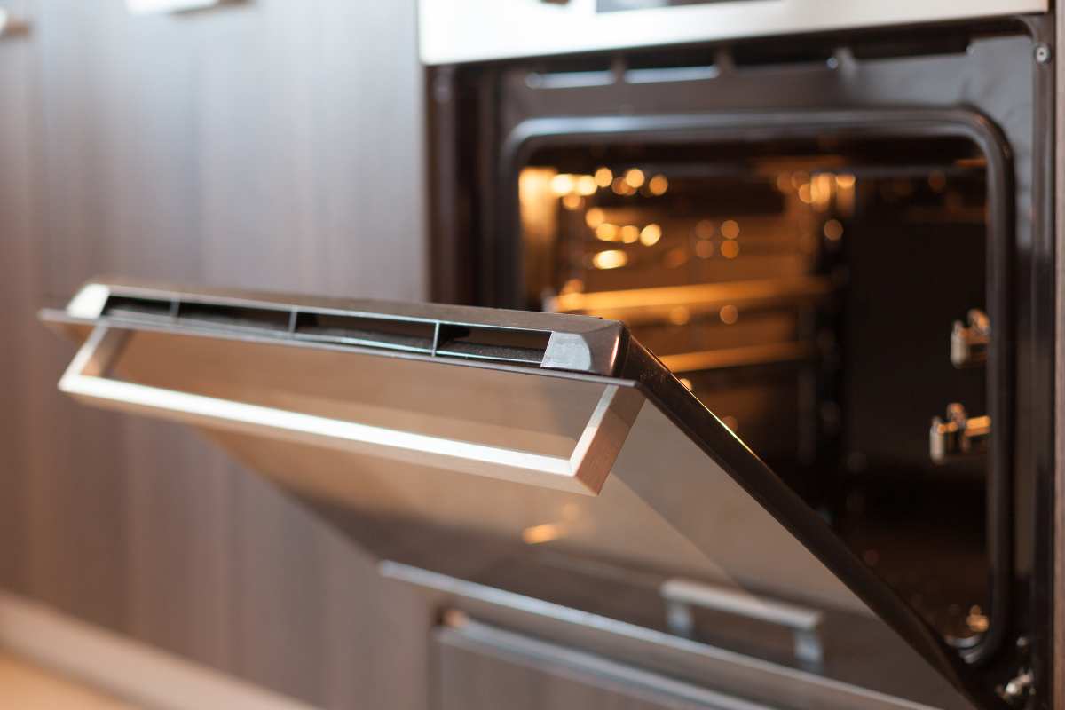 Forno, se quando apri lo sportello senti uno strano odore spegnilo subito