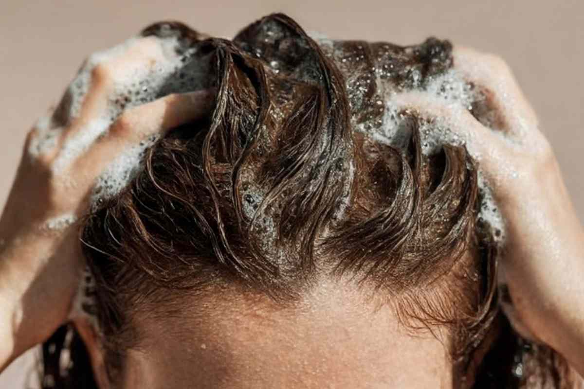Fai questo ogni volta che lavi i capelli e puoi dire addio al parrucchiere