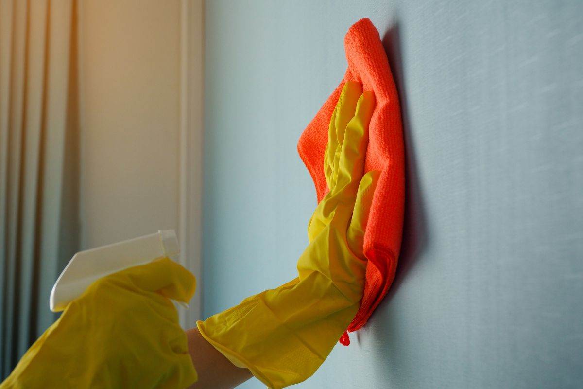 pulizia pareti panno microfibra