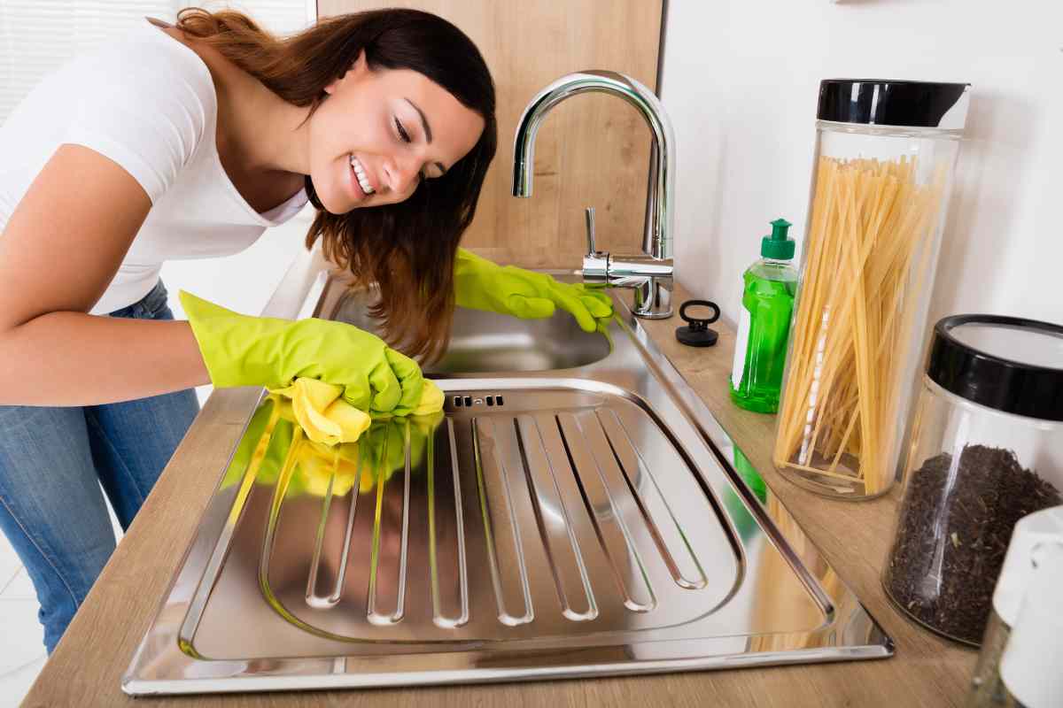 pulizia lavello cucina