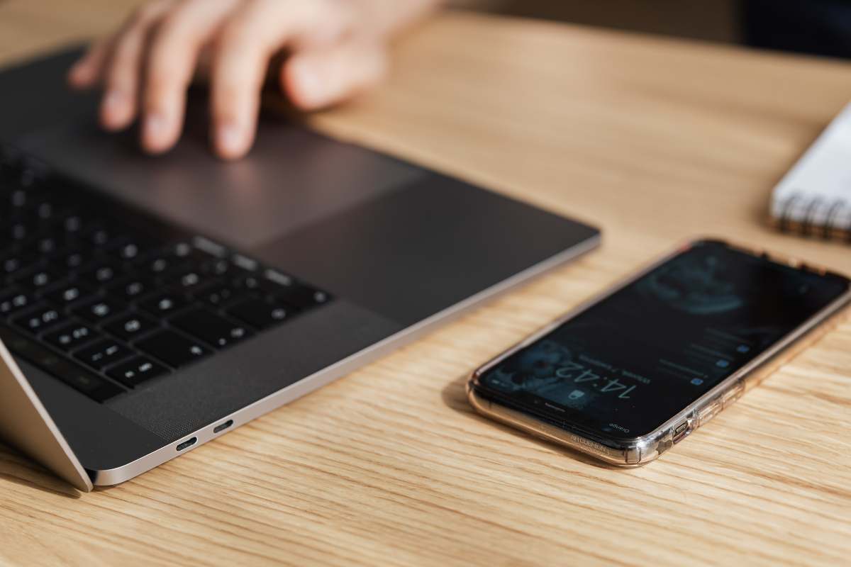 pc smartphone scrivania