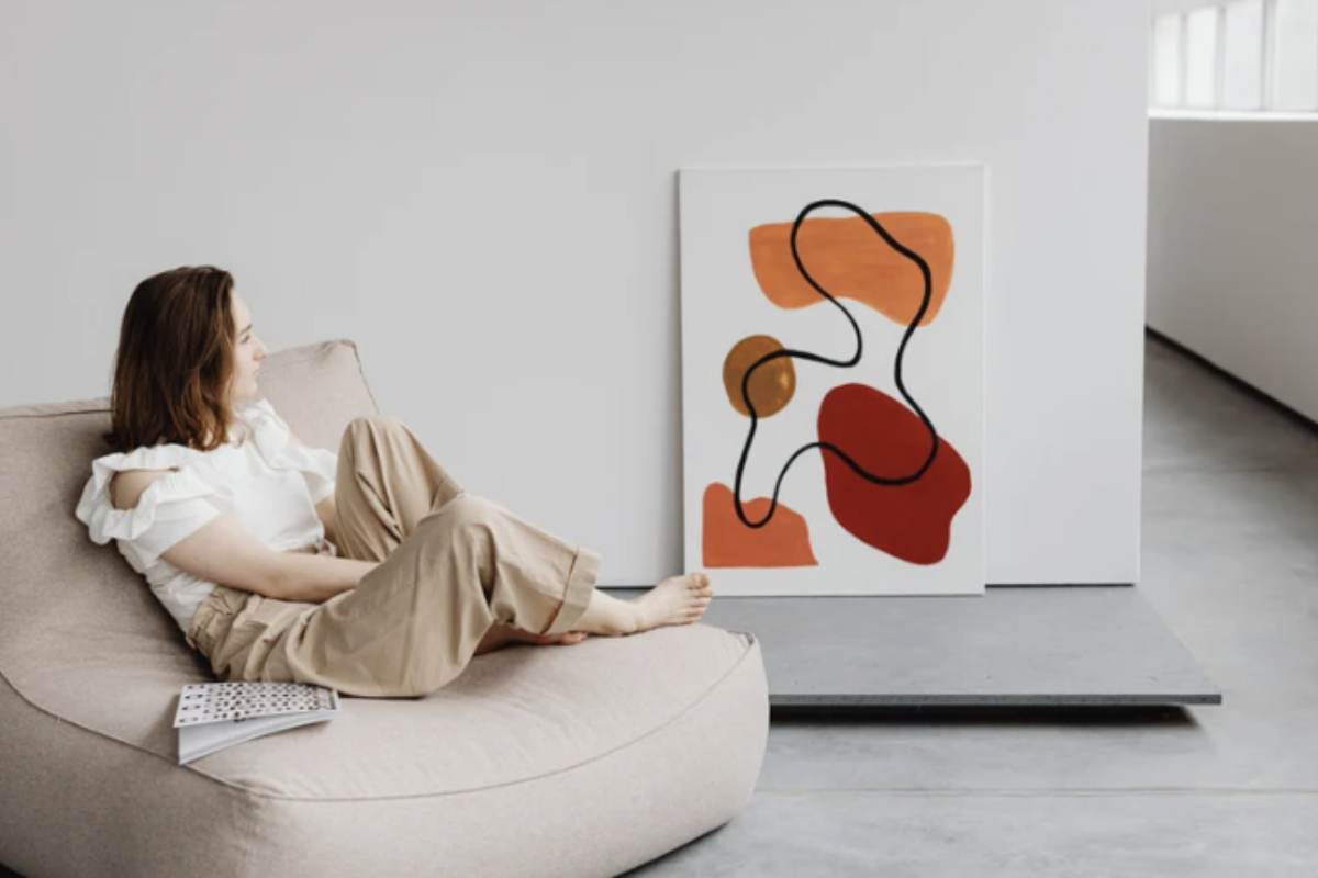 Gli esperti di design d’interni sottolineano come l’epoca in cui si usavano solo opere d’arte appese alle pareti sia ormai superata.