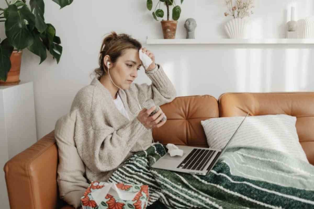 Un aspetto cruciale riguarda la reperibilità domiciliare durante l’orario in cui il lavoratore deve essere presente per la visita fiscale.