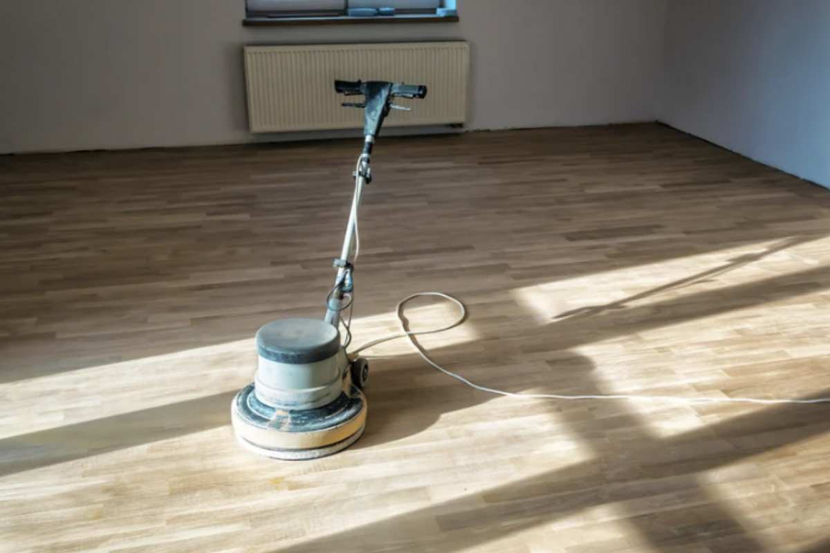 Per ammaccature senza tagli o rotture del legno, un metodo poco conosciuto ma efficace è l’uso del vapore generato da un ferro da stiro.