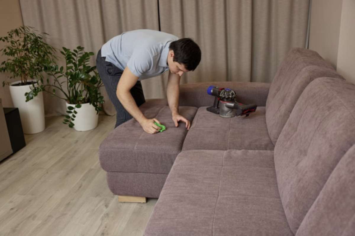 Oltre a una corretta aspirazione, esistono alcuni trucchi da seguire per evitare la formazione dei cerchi d’acqua durante la pulizia dei divani.