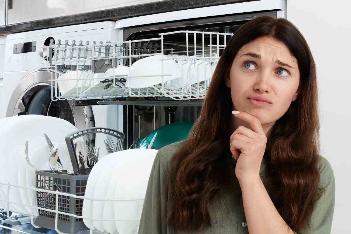 donna pensa lavastoviglie aperta