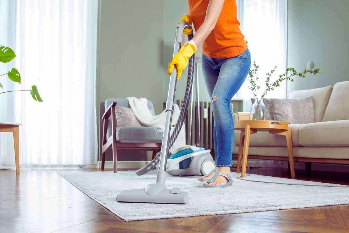 Mocio, scopa e aspirapolvere possono sporcarti casa: come evitarlo