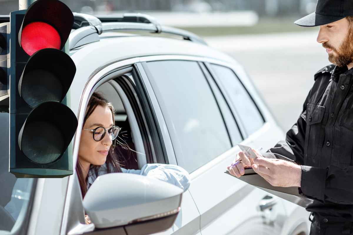 semaforo rosso multa auto