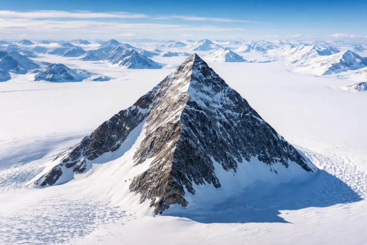 I nunatakker: le “piramidi” dei ghiacci