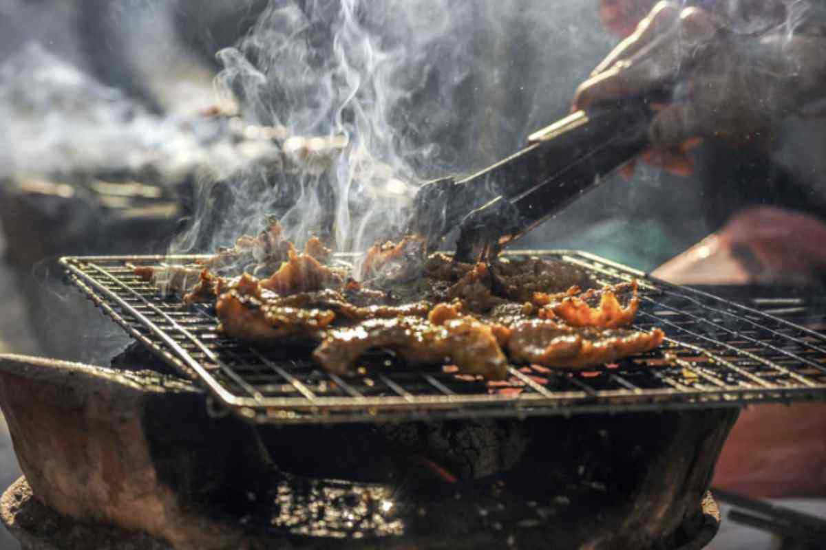 Non sempre servono prodotti aggressivi. Una miscela di acqua calda e aceto è spesso sufficiente per sciogliere grasso e residui