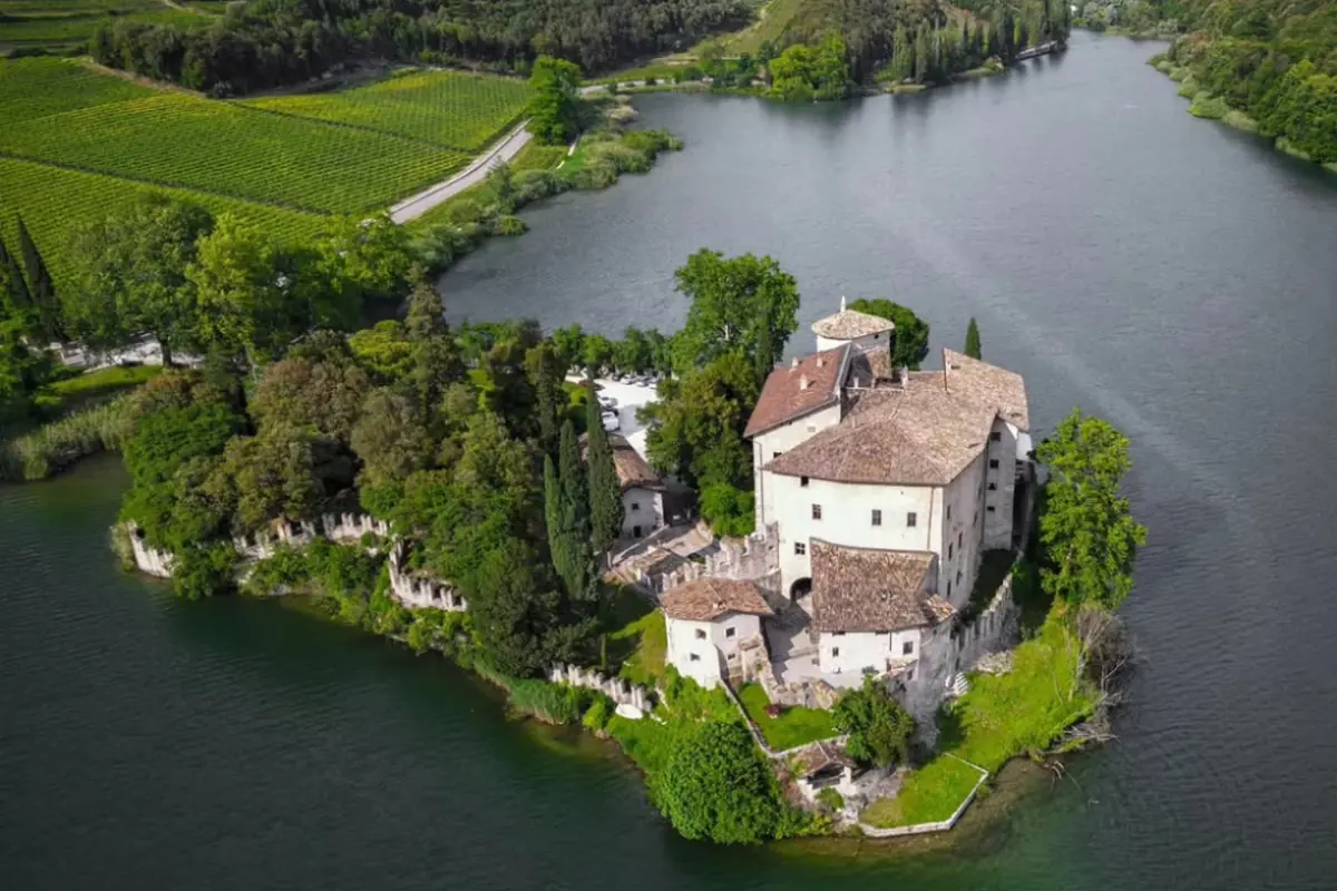 Castel Toblino il castello sospeso sull acqua