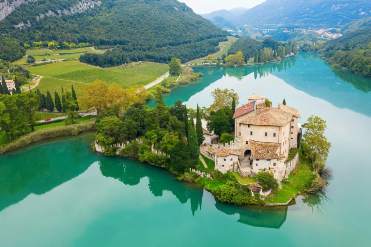Castel Toblino il castello sospeso sull acqua