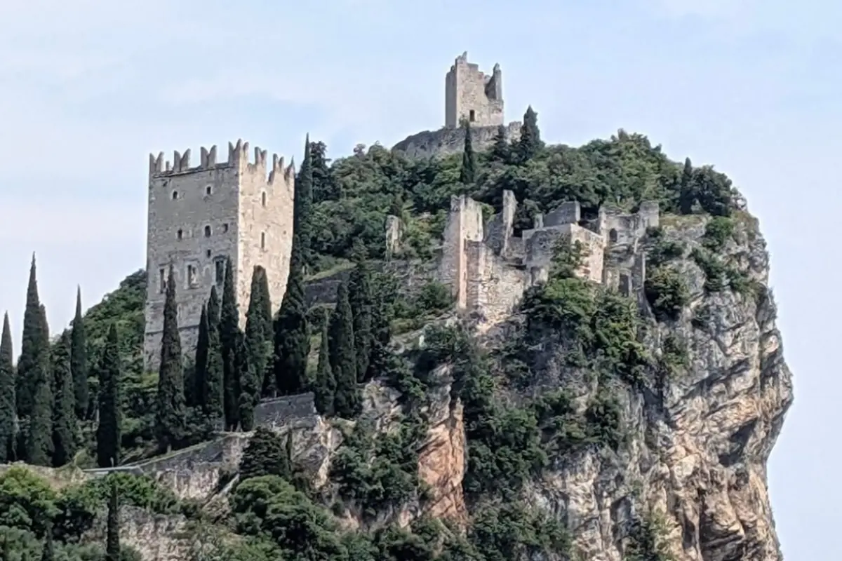 Castello di Arco il nido di pietra con 365 finestre