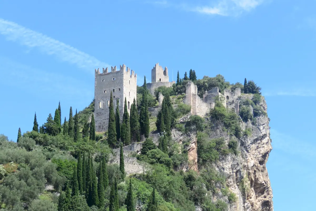 Castello di Arco il nido di pietra con 365 finestre