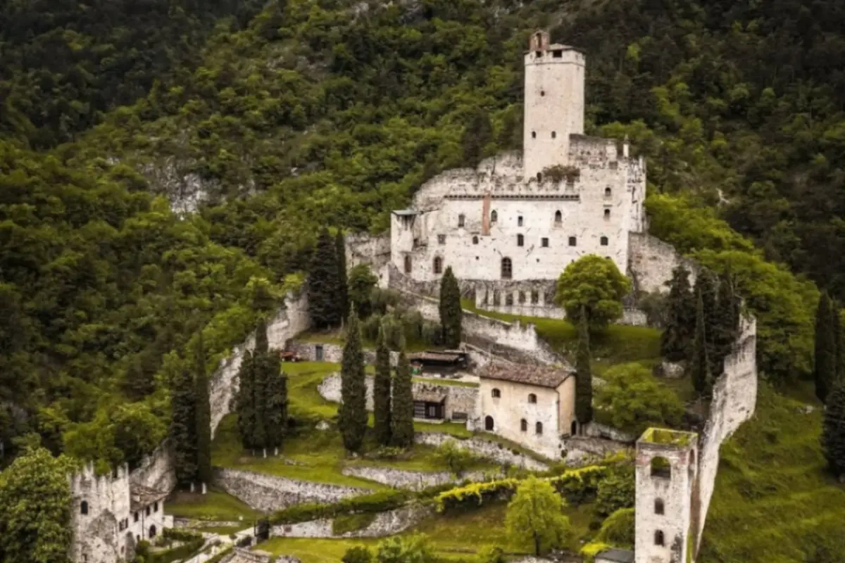 Castello di Avio il maniero che domina la valle da mille anni