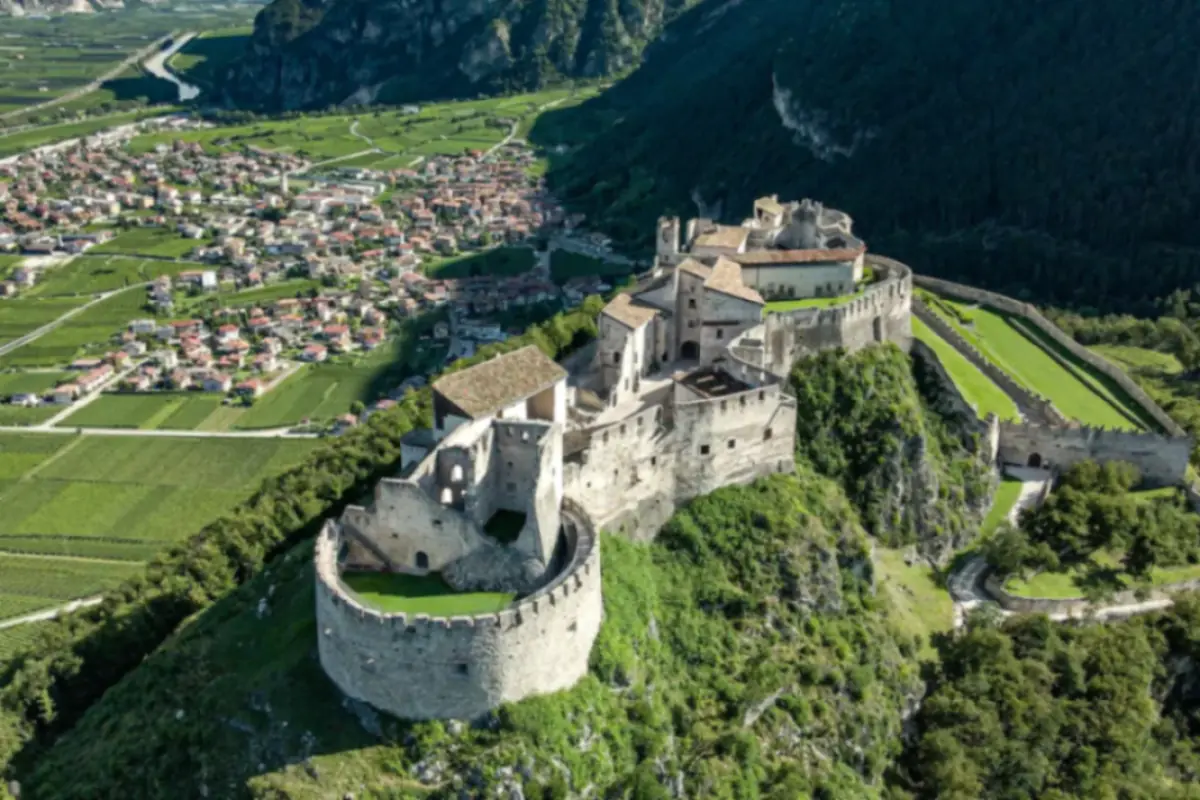La fortezza più grande del Trentino: Castel Beseno