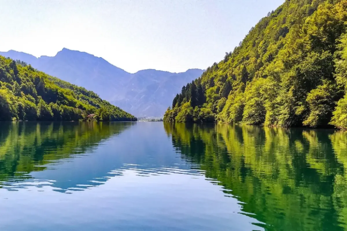 Lago di Levico il lago turchese del Trentino