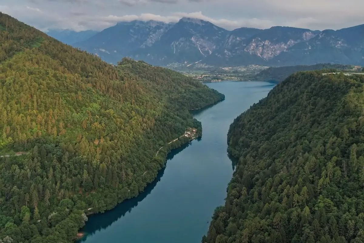 Lago di Levico sembra un fiordo ma in Trentino