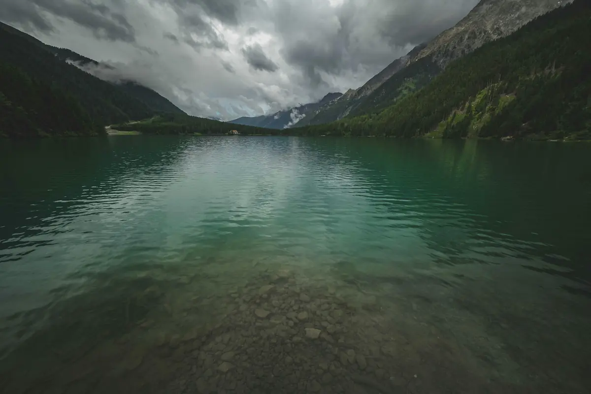 Lago di Levico, sembra un fiordo ma è in Trentino