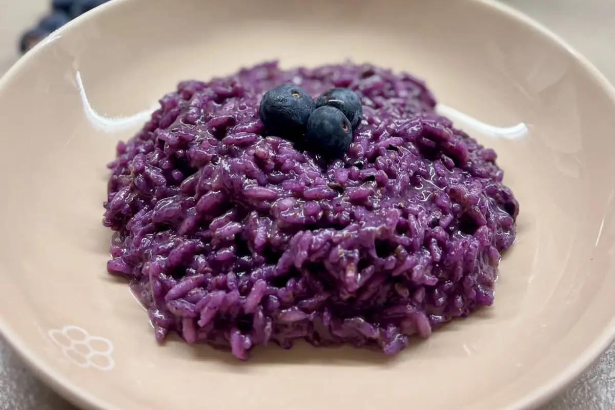 Risotto ai mirtilli e erba cipollina