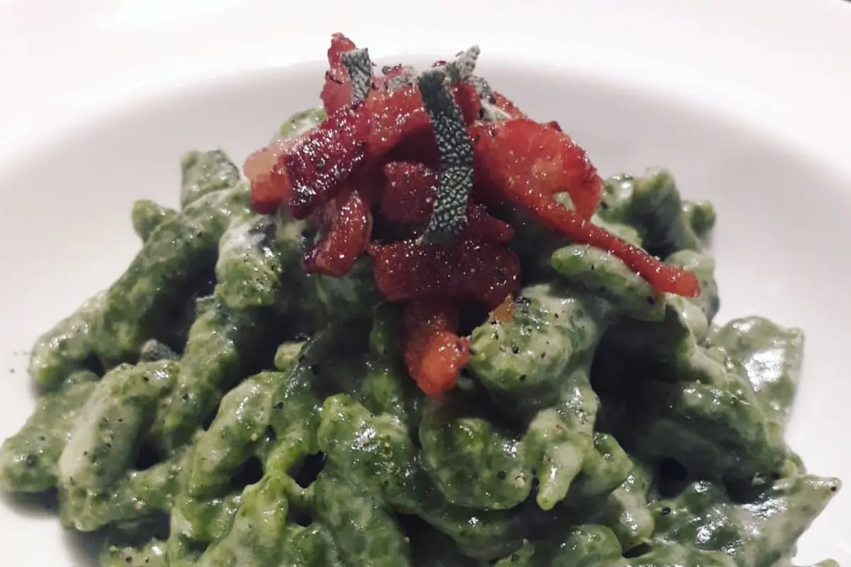Spätzle di spinaci con speck e panna