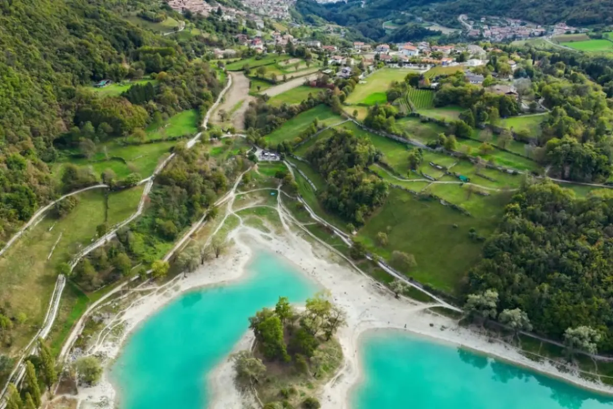 Tenno tra lago turchese borghi in pietra e silenzi