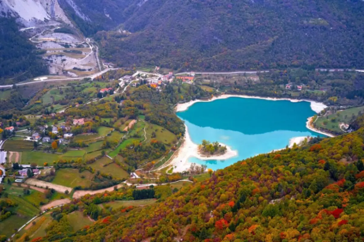 Tenno tra lago turchese borghi in pietra e silenzi